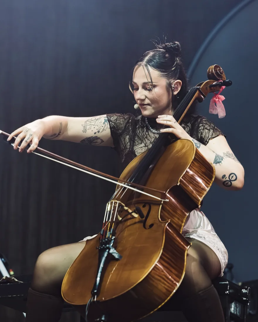 Juliette Saumagne joue du violoncelle sur scène, les yeux baissés sur son instrument